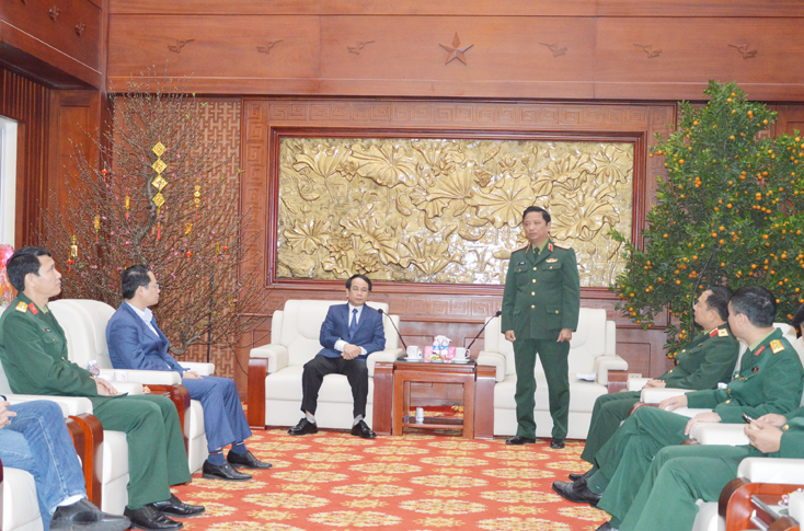 Thiếu tướng Phó Tư lệnh, Tham mưu trưởng Quân khu Hà Thọ Bình phát biểu tại buổi tiếp.