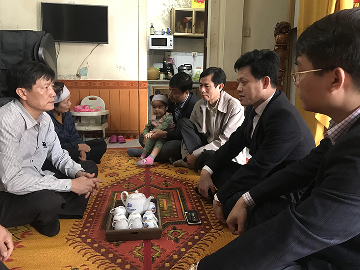  Đồng chí Trưởng ban Dân vận Tỉnh ủy Lê Văn Bảo và các thành viên trong đoàn thăm hỏi, động viên gia đình liệt sỹ Lê Hải Đức.