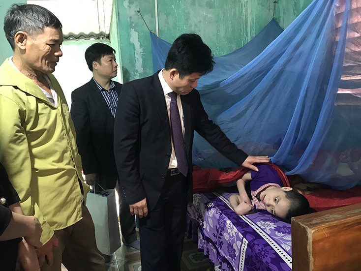 Đồng chí Trưởng ban Dân vận Tỉnh ủy Lê Văn Bảo thăm hỏi tình hình sức khỏe thành viên gia đình ông Lê Thanh Đức