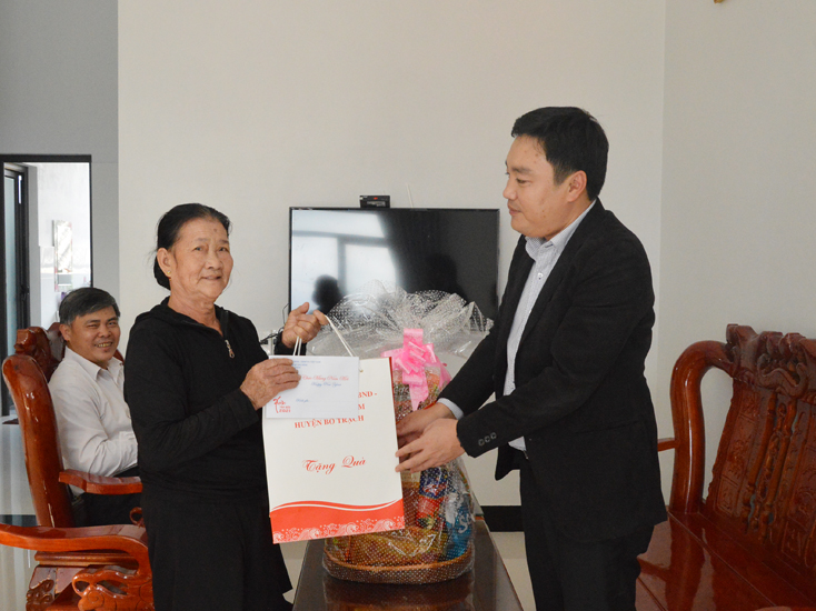 Đồng chí Chủ nhiệm UBKT Tỉnh ủy Đinh Hữu Thành tặng quà, chúc tết bà Phan Thị Hiên (vợ liệt sỹ) ở xã Hòa Trạch, huyện Bố Trạch.