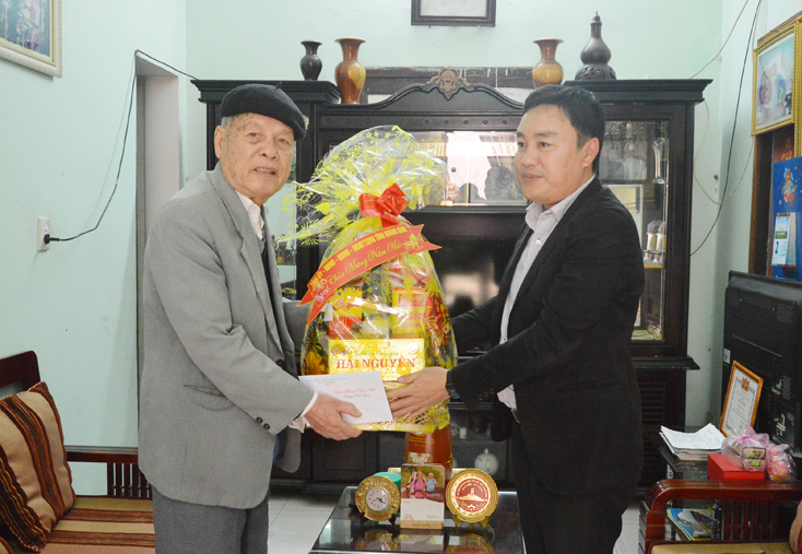 Đồng chí Chủ nhiệm UBKT Tỉnh ủy Đinh Hữu Thành đến thăm, tặng quà đồng chí Trần Dzụ, phường Đồng Hải, TP. Đồng Hới.