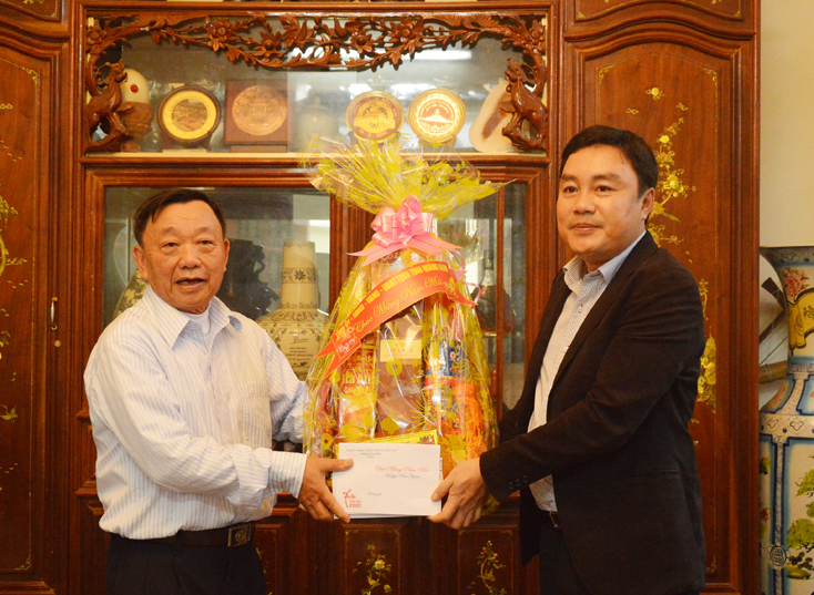 Đồng chí Chủ nhiệm UBKT Tỉnh ủy Đinh Hữu Thành đến thăm, tặng quà đồng chí Cao Văn Đàn, phường Đồng Phú, TP. Đồng Hới