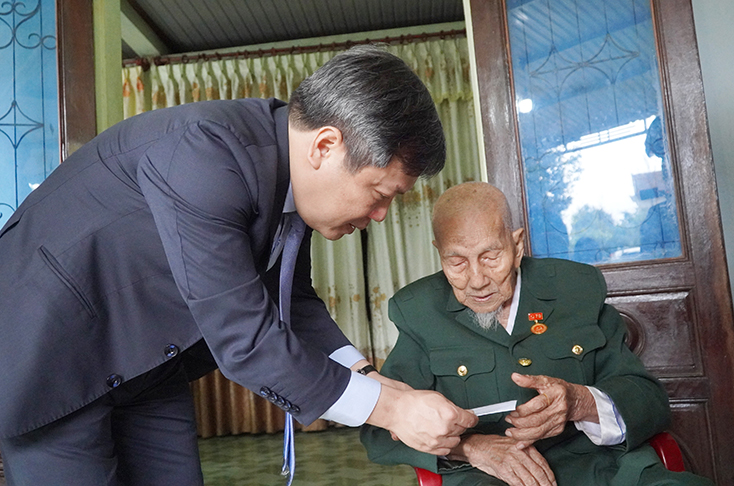 … thăm đảng viên 73 tuổi Đảng Trương Lan…