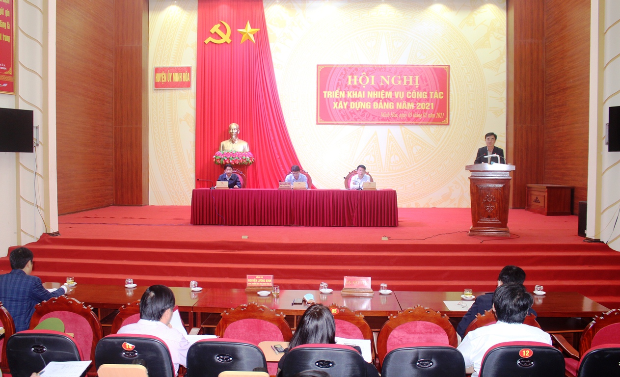 Đồng chí Nguyễn Lương Bình, Ủy viên Ban Thường vụ, Trưởng ban Nội chính Tỉnh ủy phát biểu chỉ đạo tại hội nghị