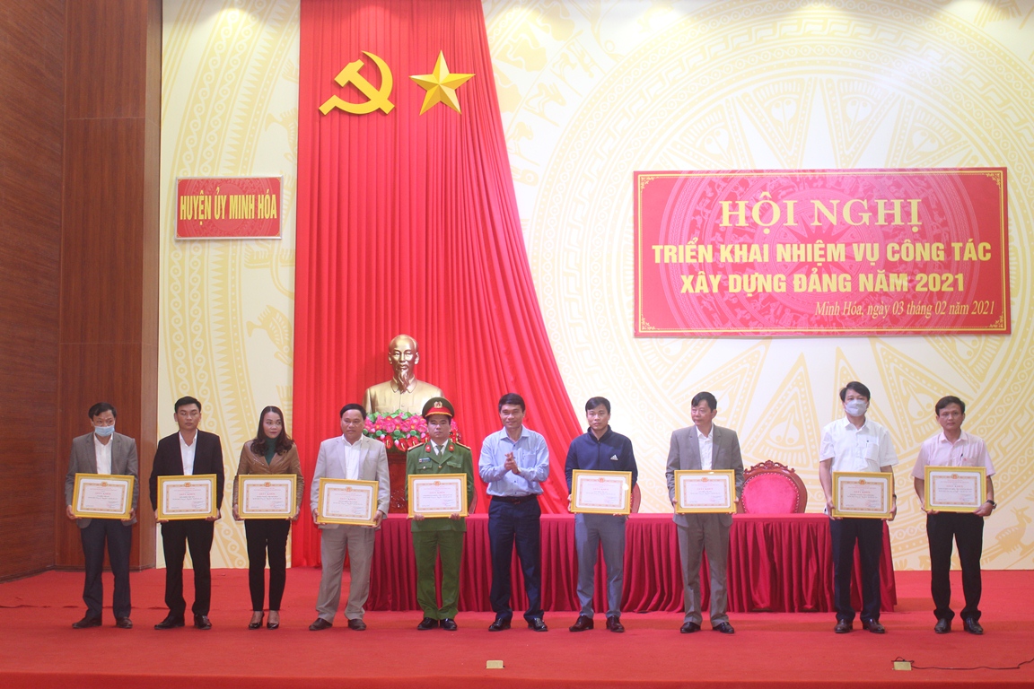 Đồng chí Bùi Anh Tuấn, Tỉnh ủy viên, Bí thư Huyện ủy Minh Hóa trao tặng giấy khen cho các tổ chức cơ sở đảng đạt tiêu chuẩn“Trong sạch, vững mạnh” tiêu biểu năm 2020.