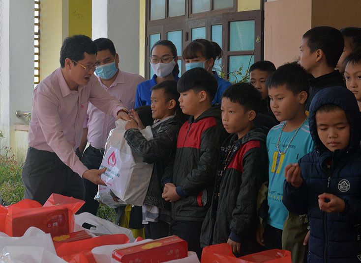 Ông Trần Văn Tài, Giám đốc NHCSXH chi nhánh Quảng Bình trao quà Tết cho người dân xã Phong Thủy (Lệ Thủy).