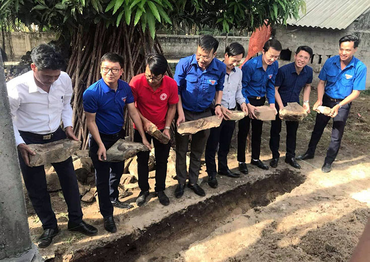 Lực lượng đoàn viên thanh niên xã Quảng Lưu tham gia đóng góp xây dựng nhà tình nghĩa cho gia đình bà Trần Thị Vân.