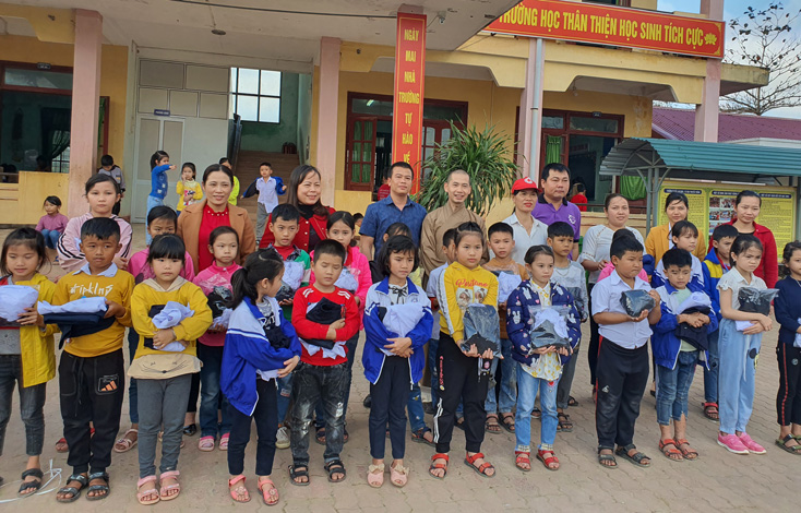 Đoàn trao quà cho các học sinh nghèo ở xã An Ninh.