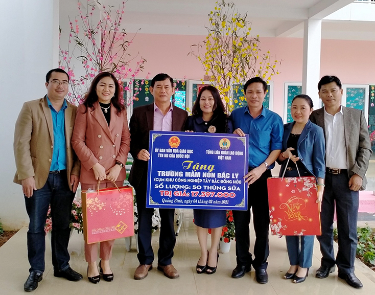  Đại diện lãnh đạo LĐLĐ tỉnh và Đoàn ĐBQH tỉnh tặng quà cho Trường mầm non Bắc Lý (Cụm Khu công nghiệp Tây Bắc Đồng Hới).