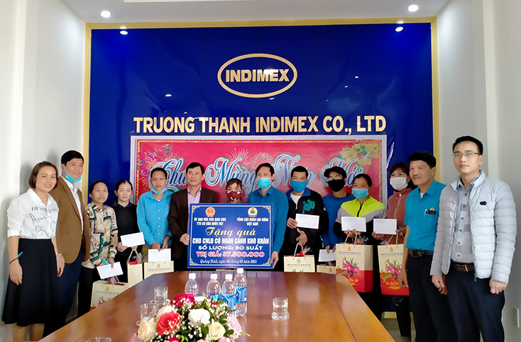  Đại diện lãnh đạo LĐLĐ tỉnh và Đoàn ĐBQH tỉnh tặng quà cho CNLĐ có hoàn cảnh khó khăn của Công ty TNHH XNK CN Trường Thành.