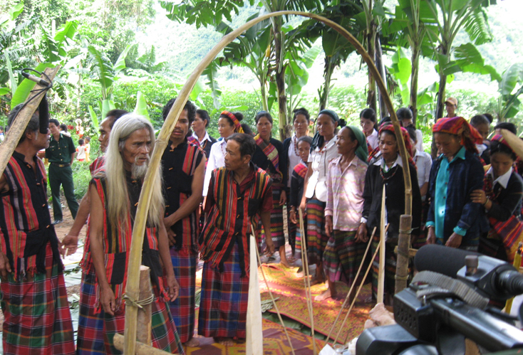 Một nghi thức trong Lễ hội trỉa lúa của người Bru-Vân Kiều”, xã Trường Sơn, huyện Quảng Ninh