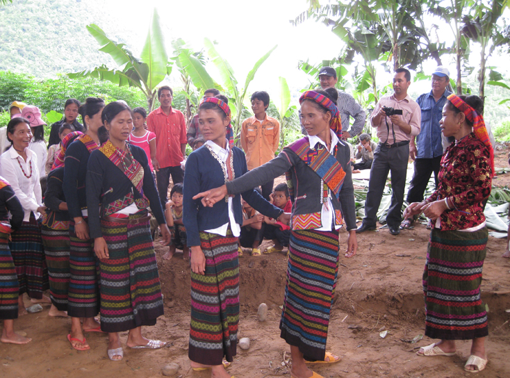 Lễ hội trỉa lúa của người Bru-Vân Kiều”, xã Trường Sơn, huyện Quảng Ninh, thuộc loại hình lễ hội truyền thống.