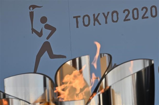 Biểu tượng ngọn đuốc Olympic Tokyo 2020 được trưng bày tại khu công viên thủy sinh Aquamarine Fukushima ở Iwaki, tỉnh Fukushima ngày 25-3-2020. (Nguồn: AFP/TTXVN)