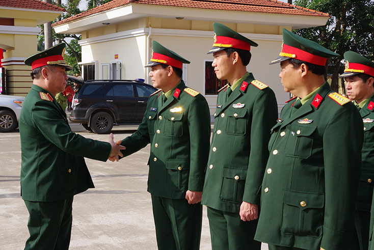 Thủ trưởng Bộ CHQS tỉnh và cán bộ cơ quan đón đoàn công tác Quân ủy Trung ương, Bộ Quốc phòng thăm, chúc tết đơn vị