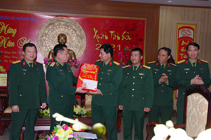 Thượng tướng Nguyễn Trọng Nghĩa, Bí thư Trung ương Đảng, Phó Chủ nhiệm Tổng cục Chính trị QĐND tặng quà Bộ CHQS tỉnh