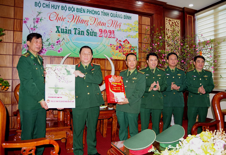 Thượng tướng Nguyễn Trọng Nghĩa, Phó Chủ nhiệm Tổng cục Chính trị QĐND Việt Nam tặng quà chúc Tết cán bộ, chiến sĩ BĐBP tỉnh Quảng Bình.