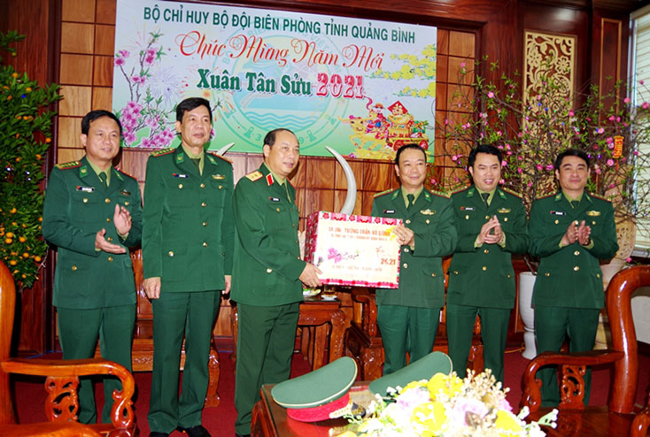 Trung tướng Trần Võ Dũng, Bí thư Đảng ủy, Chính ủy Bộ Tư lệnh Quân Khu 4 tặng quà chúc Tết cán bộ, chiến sĩ BĐBP tỉnh Quảng Bình.