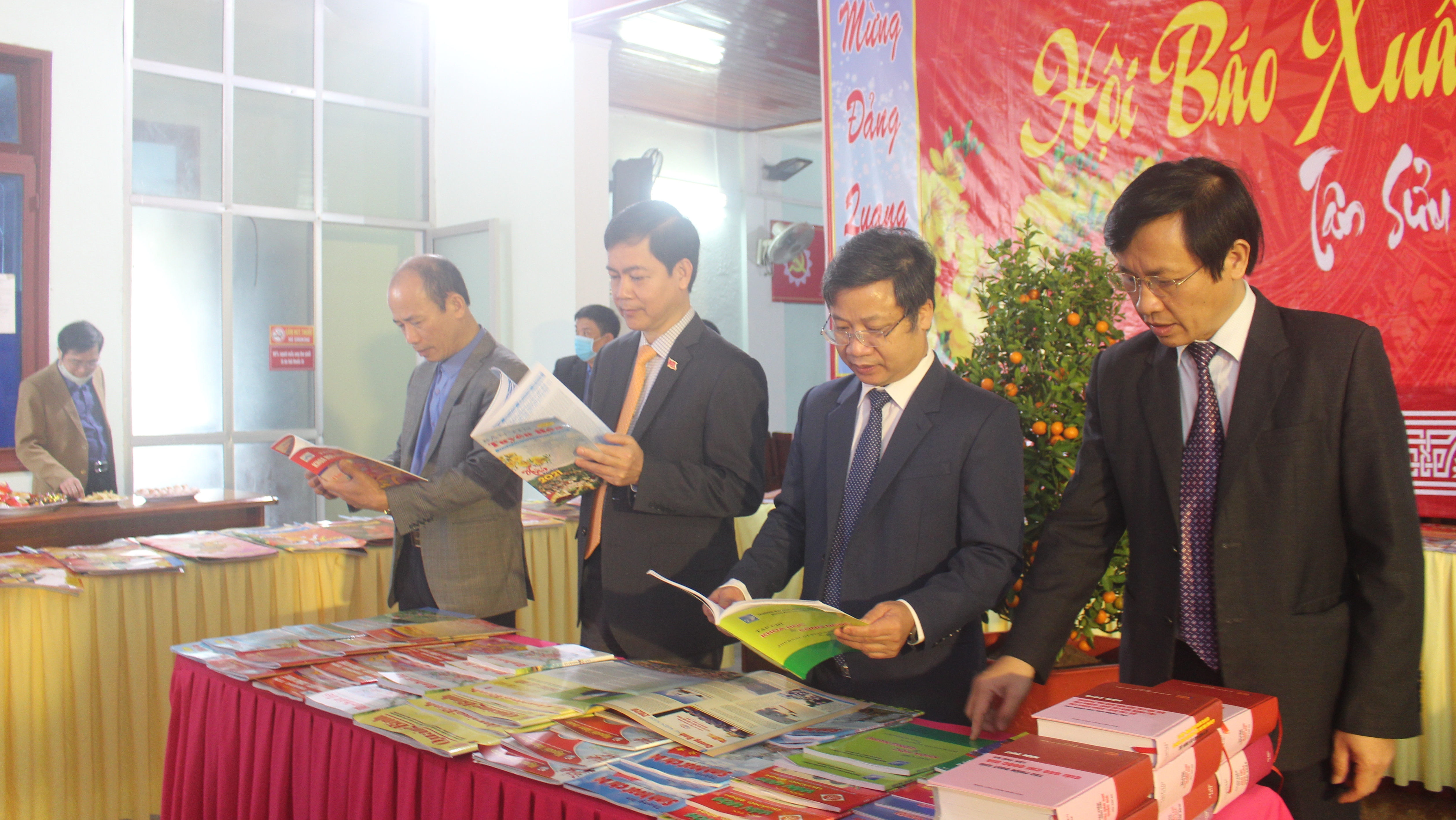Các đồng chí lãnh đạo tỉnh, huyện Minh Hóa và các đại biểu tham quan gian trưng bày báo tại Hội báo Xuân năm 2021.
