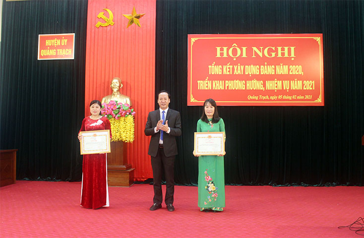 Lãnh đạo huyện Quảng Trạch trao giấy khen cho các chi bộ Đảng đạt danh hiệu “Trong sạch vững mạnh tiêu biểu 5 năm liền 2016-2020”.