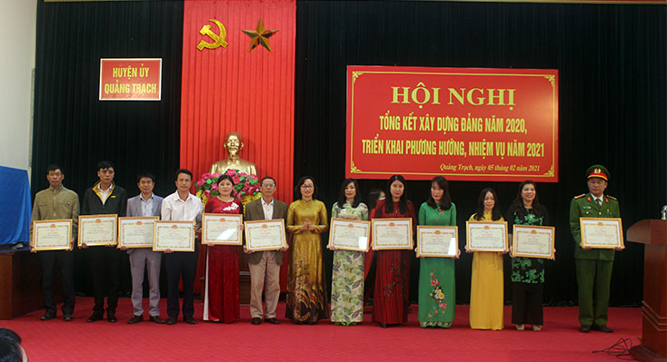 Lãnh đạo huyện Quảng Trạch trao giấy khen cho các đảng viên hoàn thành xuất sắc nhiệm vụ 5 năm liền, 2016-2020