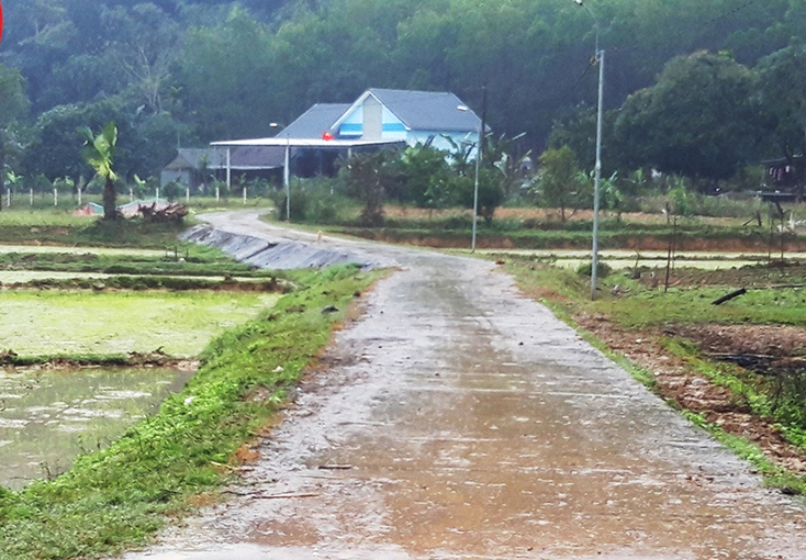 Tuyến đường giao thông làm vào nhà ông Đinh Thanh Thơ, xã Xuân Hóa (huyện Minh Hóa).