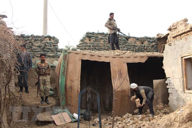 Lực lượng an ninh Afghanistan gác tại một điểm kiểm soát ở Kunduz. (Ảnh: THX/TTXVN)