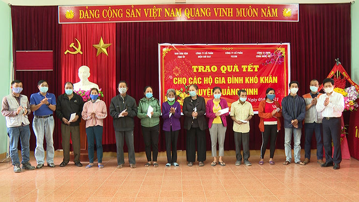 Đồng chí Lê Văn Bảo, Trưởng Ban Dân vận Tỉnh ủy tặng quà Tết cho người dân tại huyện Quảng Ninh và Lệ Thủy