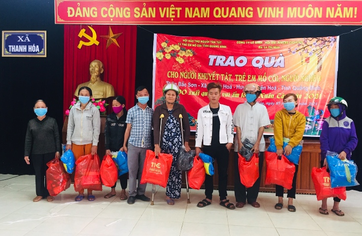 Trao quà hỗ trợ cho người khuyết tật, trẻ mồ côi xã Thanh Hóa, huyện Tuyên Hóa. 