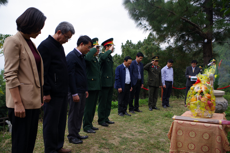 Đồng chí Phó Bí thư Thường trực Tỉnh ủy Trần Hải Châu, cùng các đại biểu viếng và dâng hương tại mộ Đại tướng Võ Nguyên Giáp.