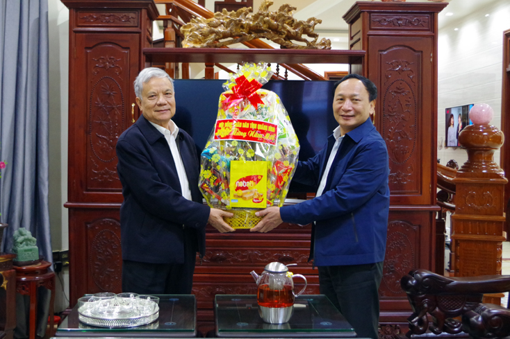 Đồng chí Phó Bí thư Thường trực Tỉnh ủy Trần Hải Châu thăm và chúc Tết đồng chí Trần Hòa