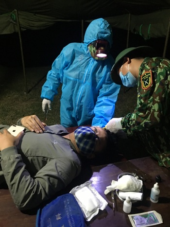 Bác sỹ Phan Văn Thành sơ cứu cho một trường hợp ngay tại khu cách ly. 