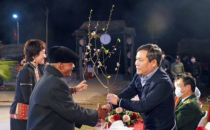 Già làng Cao Duy Ư tặng hoa cho đại biểu