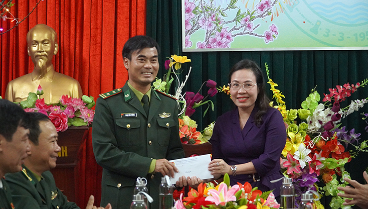 Đồng chí Chủ tịch Ủy ban MTTQVN Phạm Thị Hân trao quà hỗ trợ cán bộ, chiến sĩ Đồn Biên phòng Cà Xèng phòng chống Covid-19