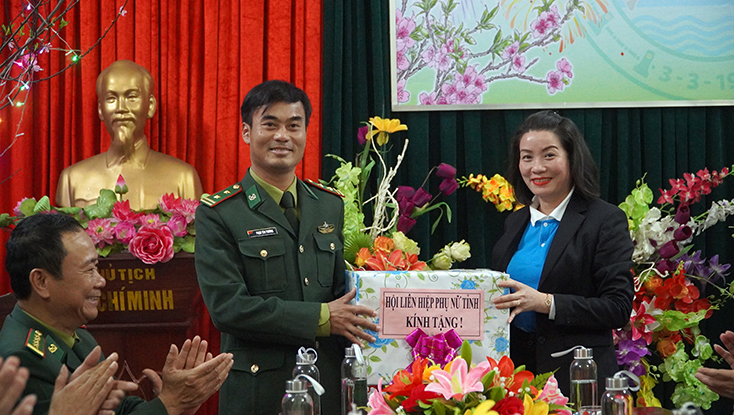 Đồng chí Chủ tịch Hội Liên hiệp Phụ nữ tỉnh Nguyễn Minh Tâm tặng quà cho cán bộ, chiến sĩ Đồn Biên phòng Cà Xèng