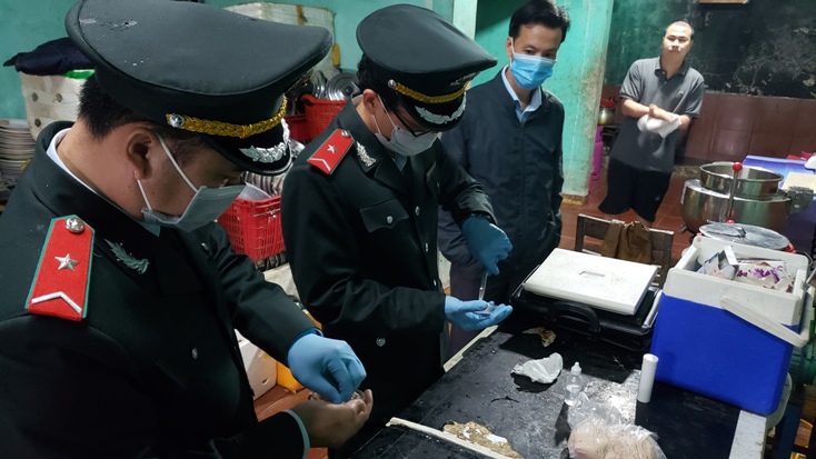 Cán bộ Chi cục QLCLNLS-TS thực hiện test nhanh kiểm tra hàn the trên chả tại hộ gia đình anh Hoàng Văn Hiếu, phường Hải Thành. 