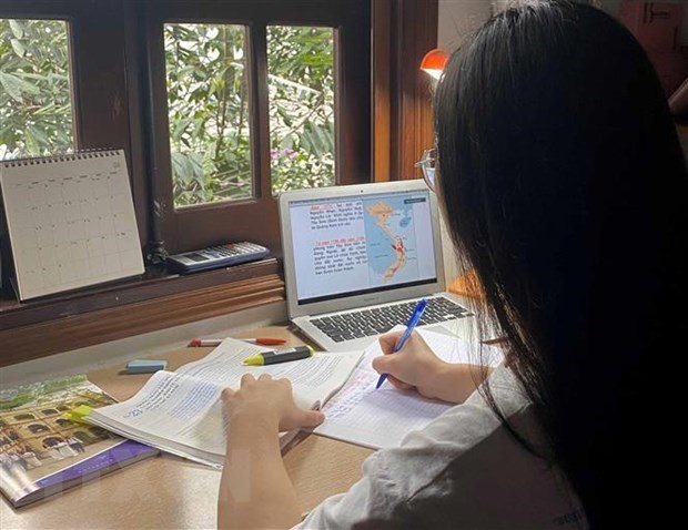  Học sinh Trường THPT Việt Đức (Hà Nội) học trực tuyến tại nhà. (Ảnh: TTXVN)