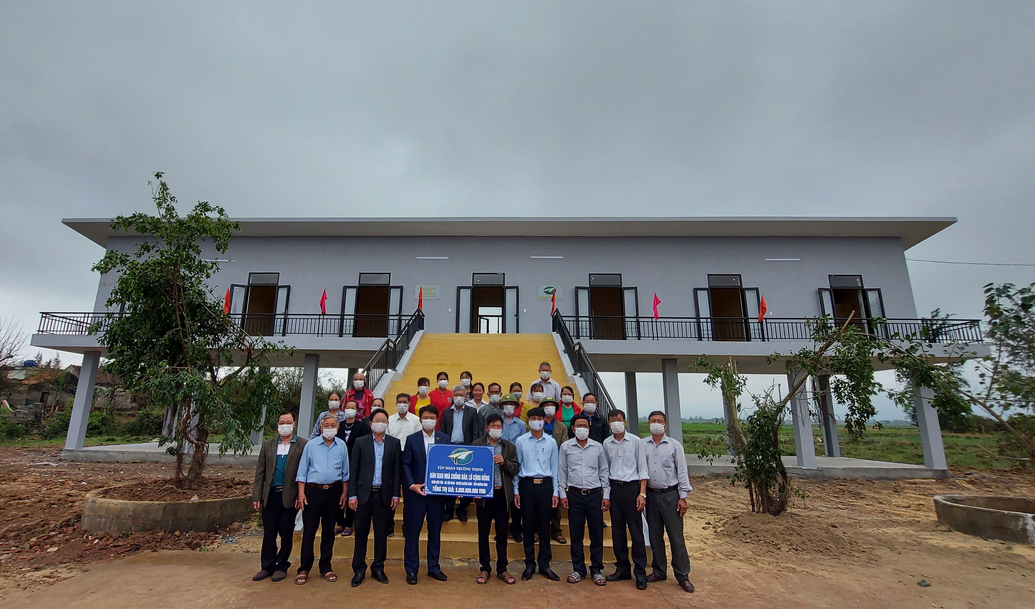 Lãnh đạo Tập đoàn Trường Thịnh trao nhà chống bão, lũ cộng đồng cho thôn Hữu Tân, xã Tân Ninh, huyện Quảng Ninh.