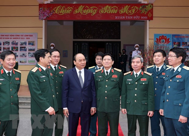 Thủ tướng Nguyễn Xuân Phúc với các cán bộ, sỹ quan chỉ huy của Sư đoàn 361. (Ảnh: Thống Nhất/TTXVN)
