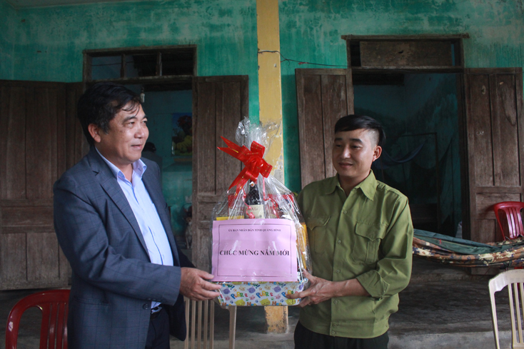 Đồng chí Đoàn Ngọc Lâm, Ủy viên Ban Thường vụ Tỉnh ủy, Phó Chủ tịch Thường trực UBND tỉnh tặng quà cho Trạm bảo vệ rừng Km 16