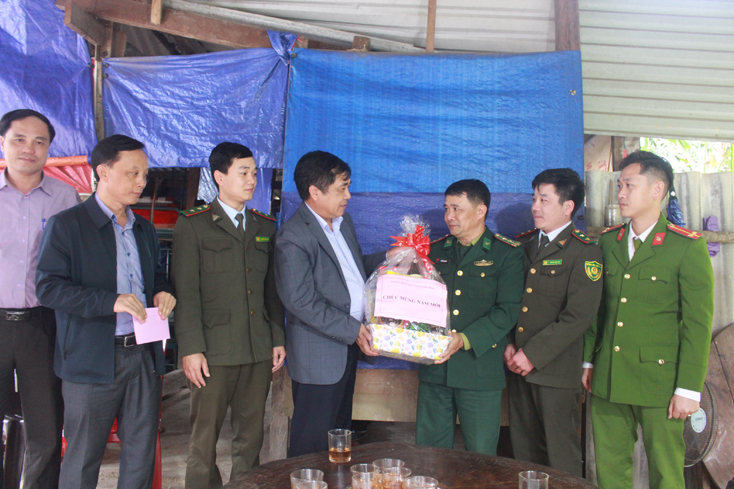 Đồng chí Phó Chủ tịch Thường trực UBND tặng quà cho chốt bảo vệ rừng liên ngành tại Km 33
