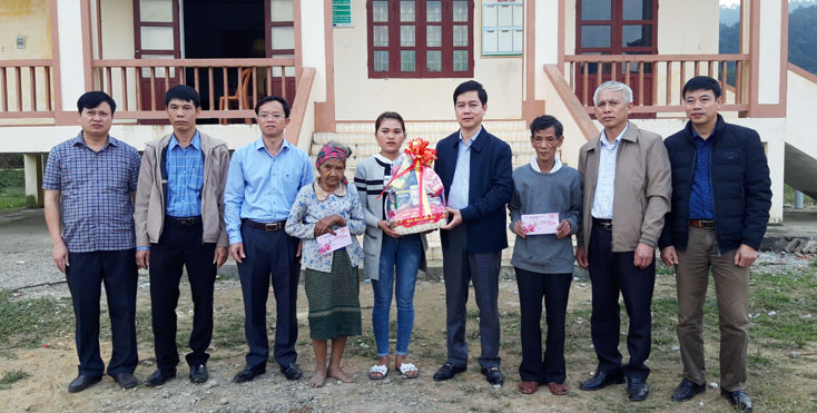 Đồng chí Lê Công Hữu, Tỉnh ủy viên, Bí thư Huyện ủy Tuyên Hóa trao quà cho các hộ đồng bào dân tộc Mã Liềng có hoàn cảnh khó khăn.
