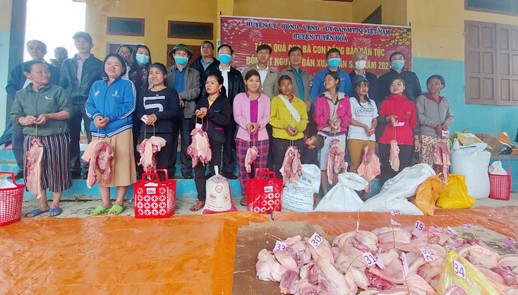 Lãnh đạo huyện Tuyên Hóa tặng thịt lợn và gạo nếp cho bà con dân tộc thiểu số. 