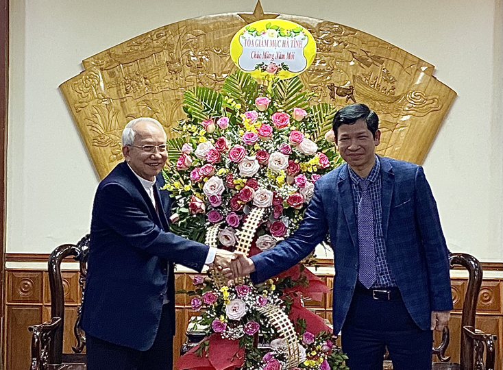 Giám mục Nguyễn Thái Hợp tặng hoa, chúc Tết Đảng bộ, chính quyền và nhân dân tỉnh Quảng Bình.
