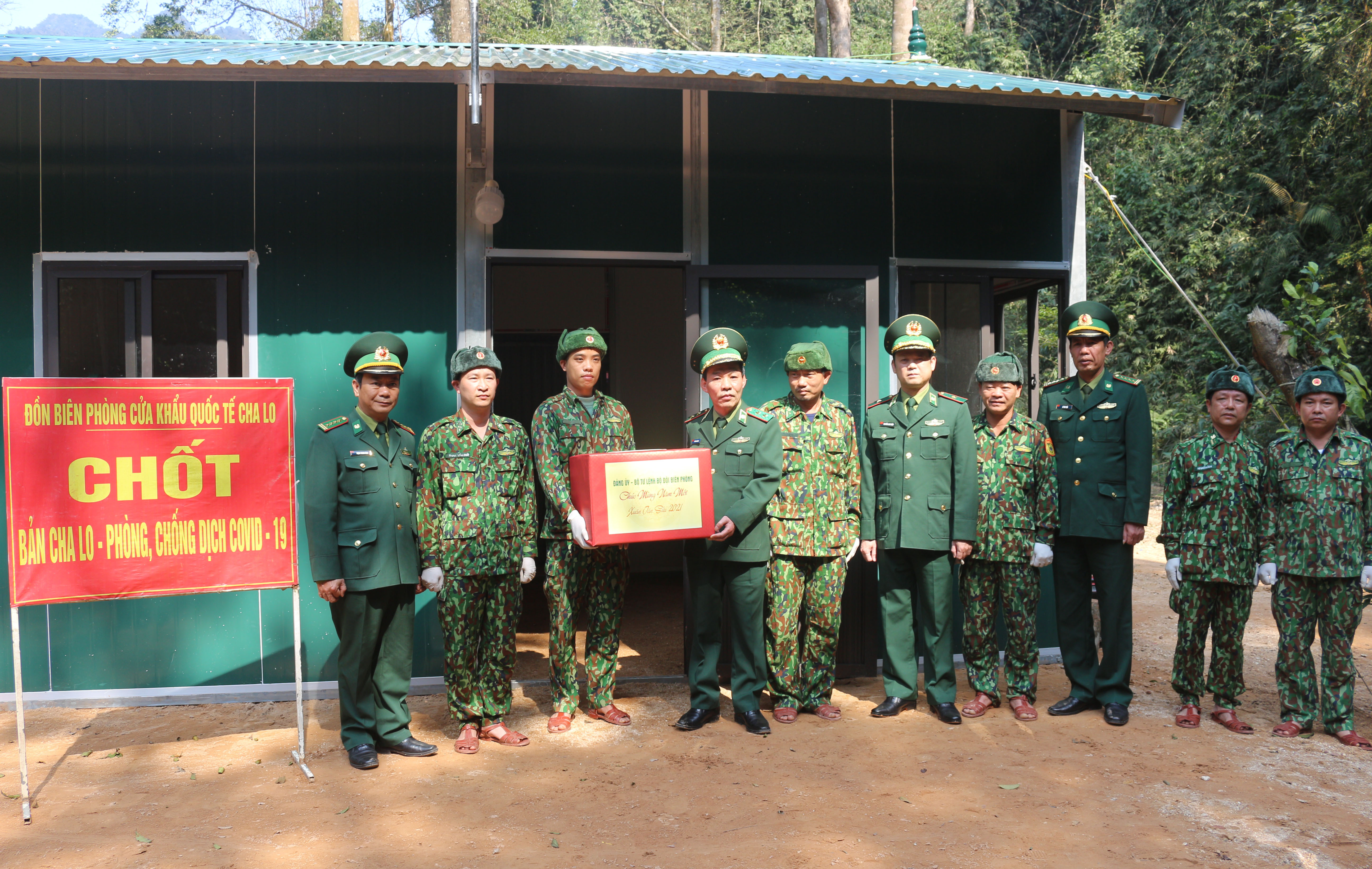 Đoàn công tác của Bộ Tư lệnh BĐBP do trung tướng Đỗ Danh Vượng, Bí thư Đảng ủy, Chính ủy BĐBP thăm tặng quà cán bộ, chiến sỹ ở các chốt trên tuyến biên giới tỉnh. 