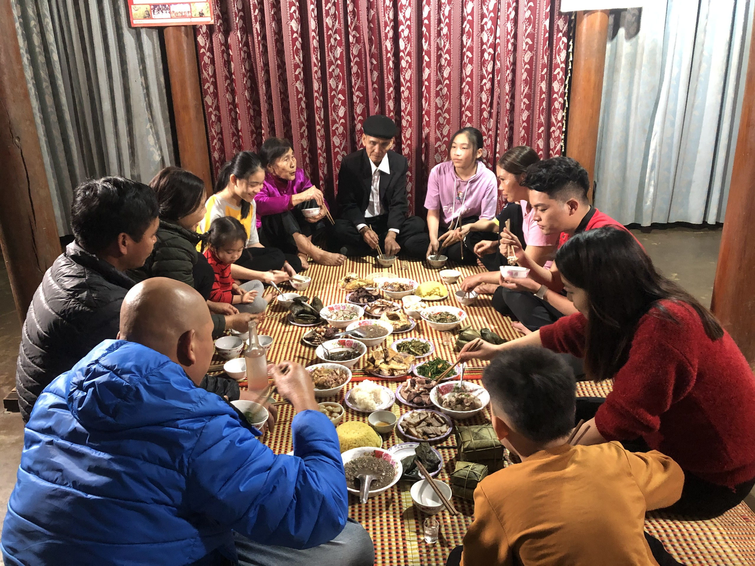 Bữa cơm hiếu nghĩa của một gia đình ở xã Xuân Hóa, huyện Minh Hóa. 
