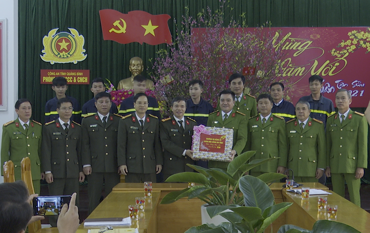 Đại tá Nguyễn Tiến Nam, Ủy viên Ban Thường vụ Tỉnh uỷ, Giám đốc Công an tỉnh tặng quà Tết cán bộ, chiến sỹ Phòng Cảnh sát PCCC&CNCH.