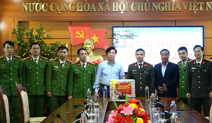 Đoàn công tác của Công an tỉnh thăm, chúc Tết tại Công an xã Bảo Ninh.