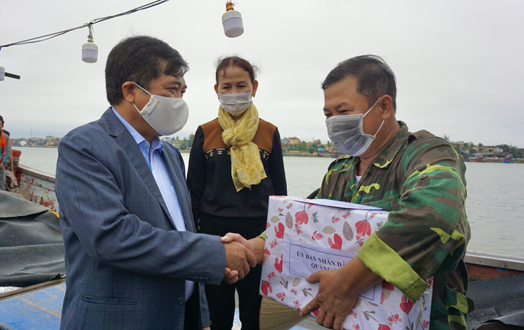 Đồng chí Phó Chủ tịch Thường trực UBND tỉnh Đoàn Ngọc Lâm tặng quà, chúc Tết ngư dân tại Cảng cá Nhật Lệ.