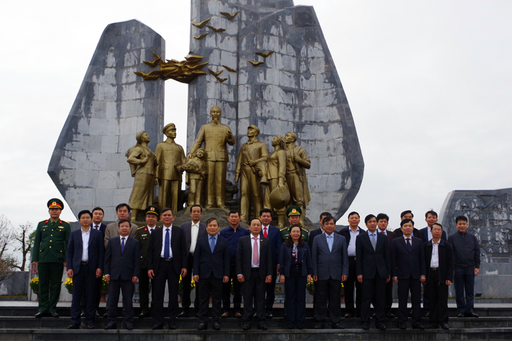 Các đại biểu chụp ảnh lưu niệm tại Tượng đài Bác Hồ với Nhân dân Quảng Bình