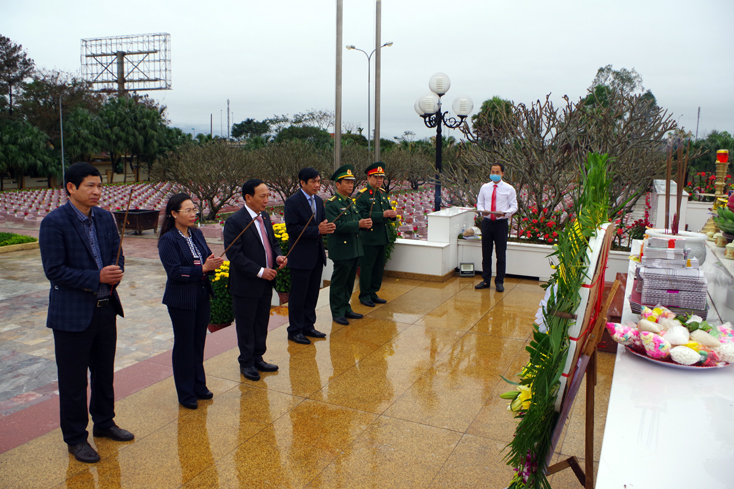 Đoàn đại biểu Tỉnh ủy, HĐND, UBND, Ủy ban MTTQVN tỉnh Quảng Bình dâng hương tại Nghĩa trang Liệt sỹ Ba Dốc.